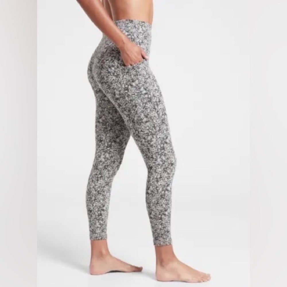 Athleta Salutation Stash Pocket II 7/8 tight